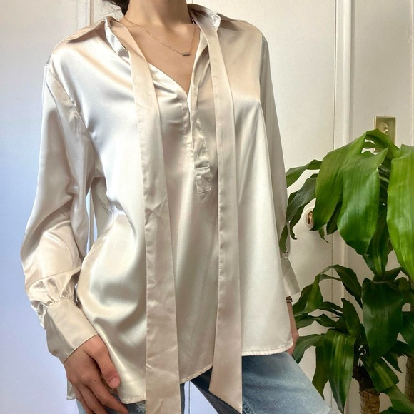 Banana Republic Silky Ivory Long Sleeve Blouse  🤍 - Picture 4 of 8